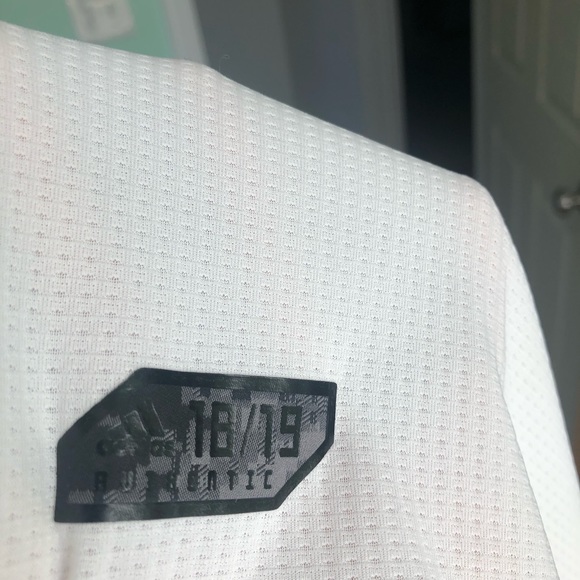 Adidas Real Madrid Authentic 18/19 Jersey - Picture 3 of 3